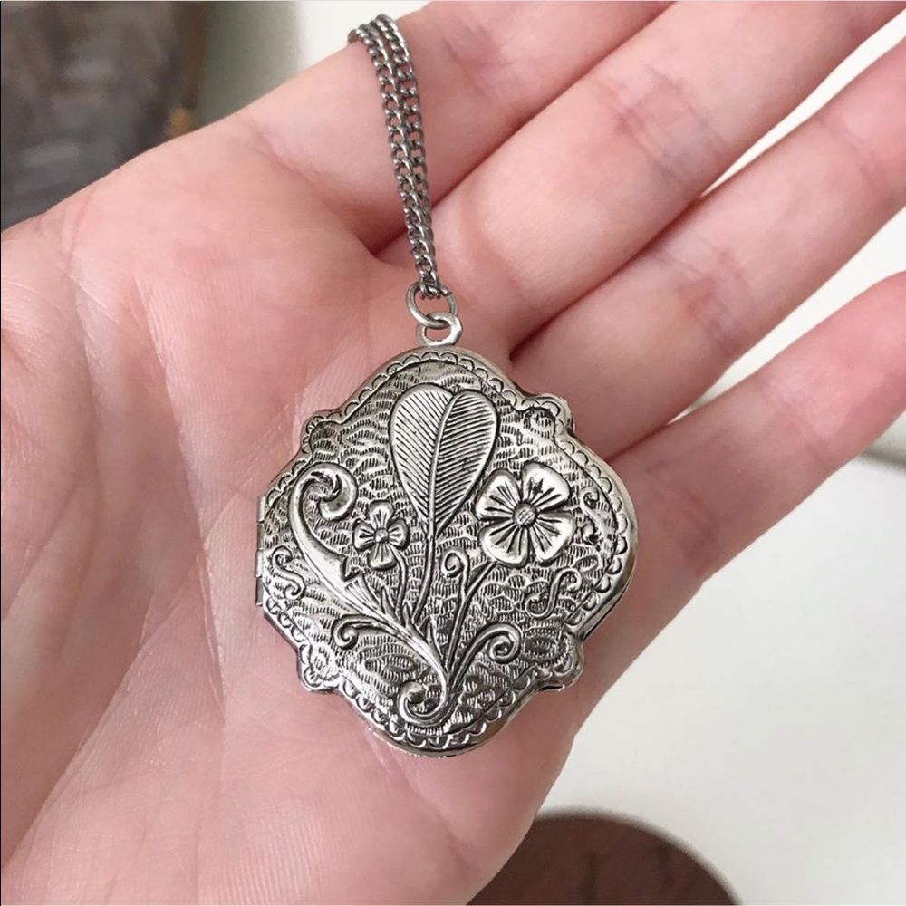 Vintage Silver Floral Locket Necklace - Picture 4 of 6